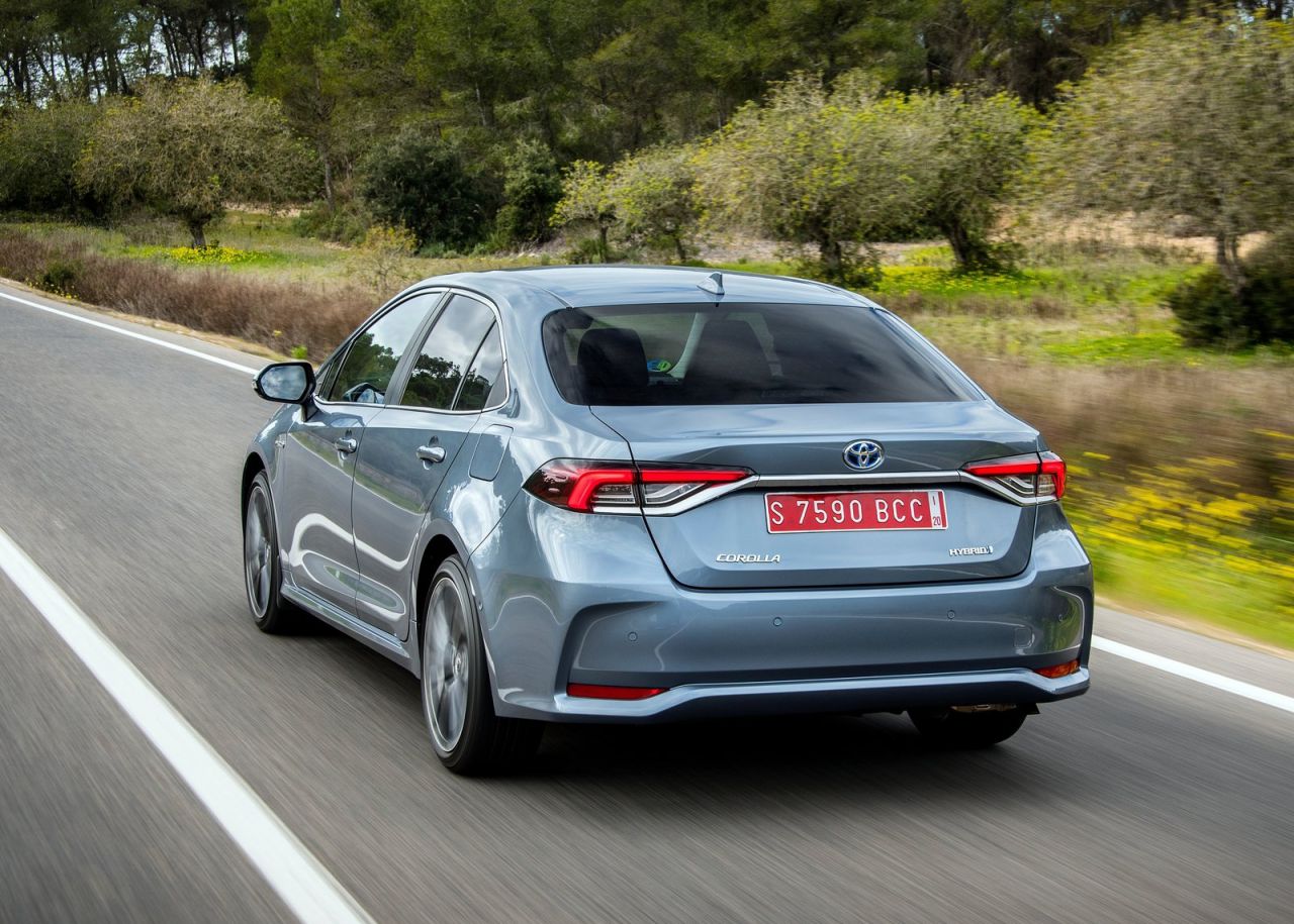 se ofrece con tres carrocerías y con dos motorizaciones híbridas de 122 CV (125H) o 180 CV (180H).