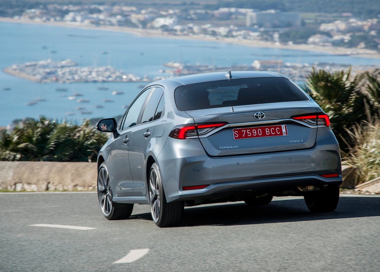 se ofrece con tres carrocerías y con dos motorizaciones híbridas de 122 CV (125H) o 180 CV (180H).