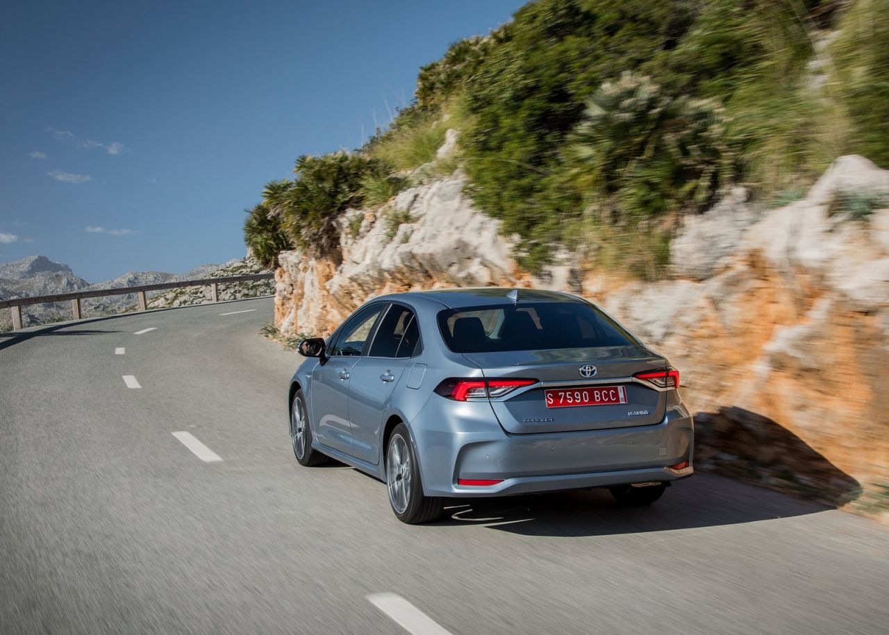 se ofrece con tres carrocerías y con dos motorizaciones híbridas de 122 CV (125H) o 180 CV (180H).