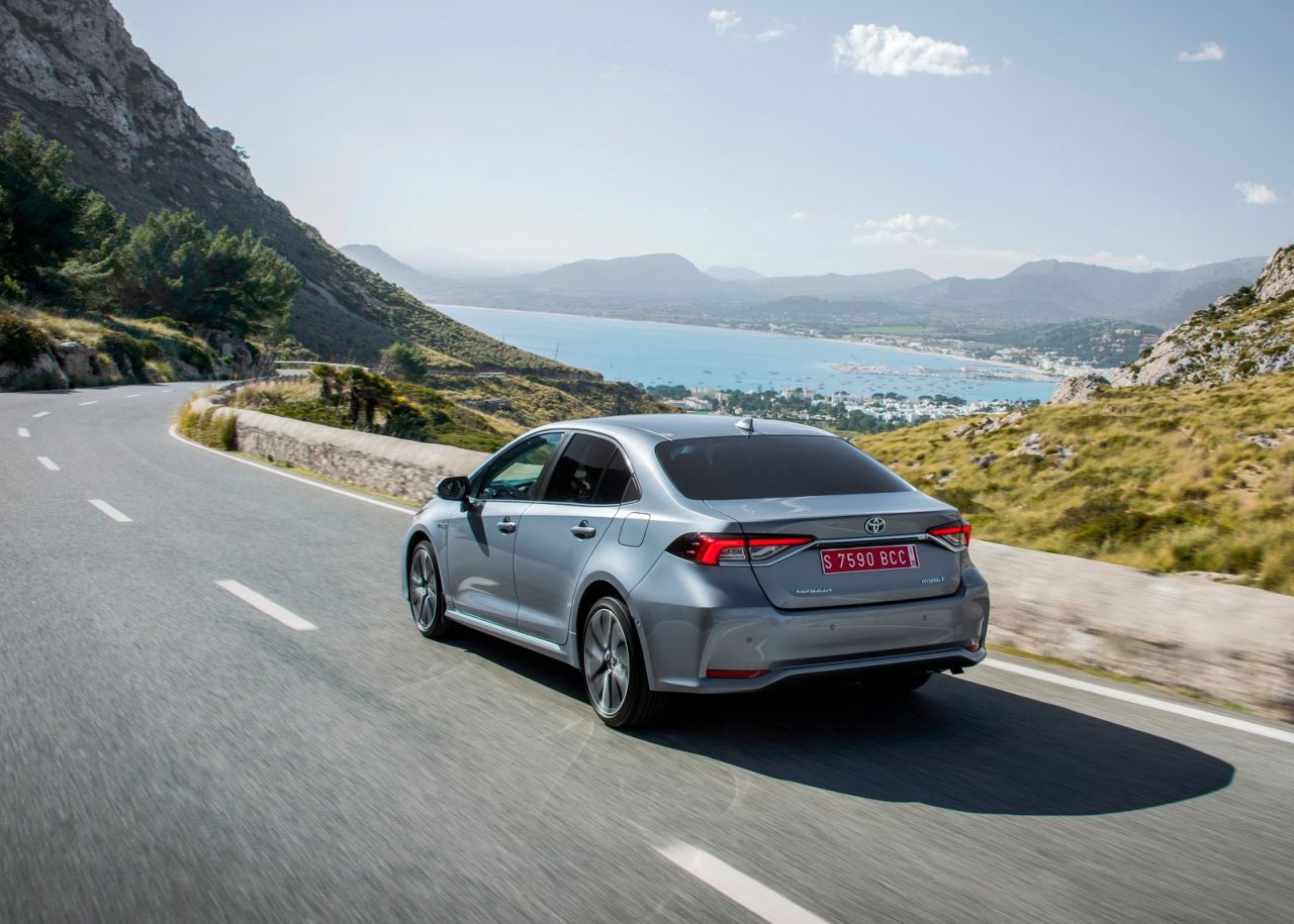 se ofrece con tres carrocerías y con dos motorizaciones híbridas de 122 CV (125H) o 180 CV (180H).