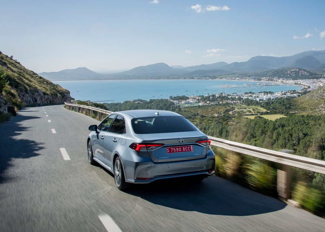 se ofrece con tres carrocerías y con dos motorizaciones híbridas de 122 CV (125H) o 180 CV (180H).