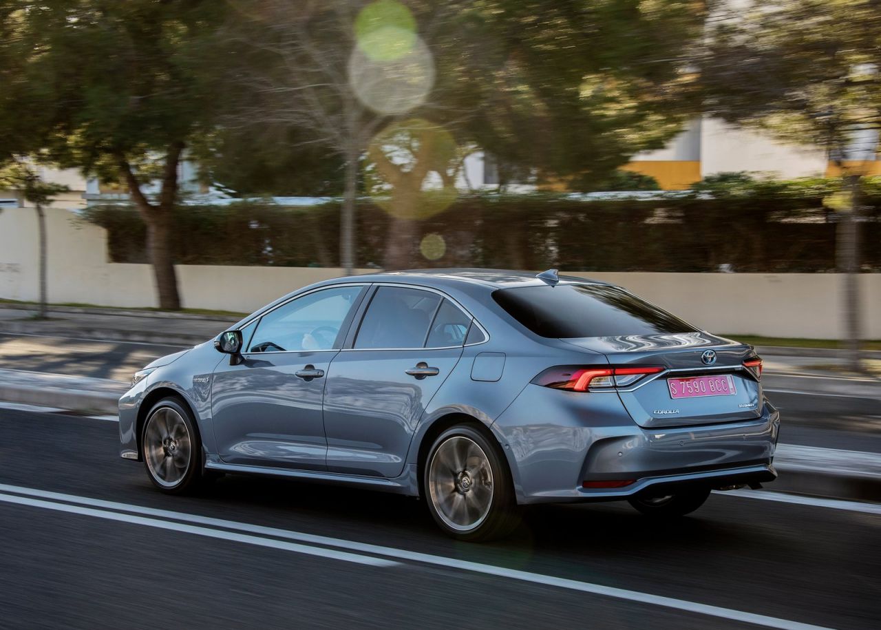 se ofrece con tres carrocerías y con dos motorizaciones híbridas de 122 CV (125H) o 180 CV (180H).