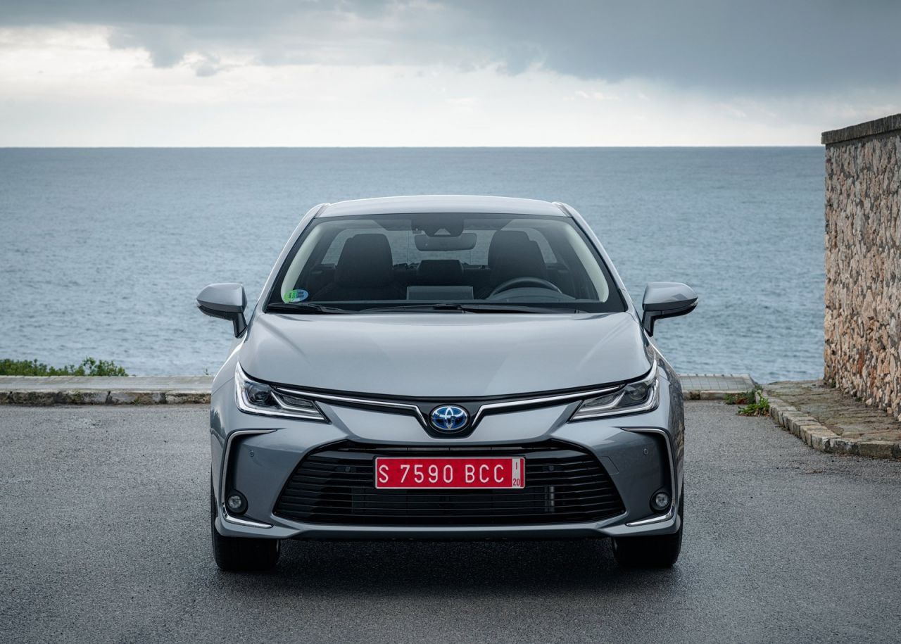 se ofrece con tres carrocerías y con dos motorizaciones híbridas de 122 CV (125H) o 180 CV (180H).