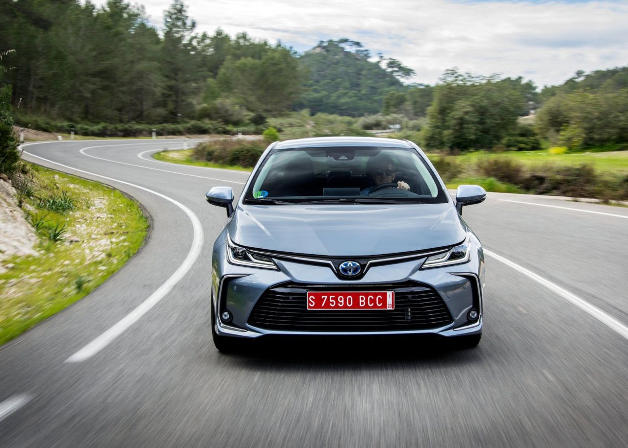 se ofrece con tres carrocerías y con dos motorizaciones híbridas de 122 CV (125H) o 180 CV (180H).