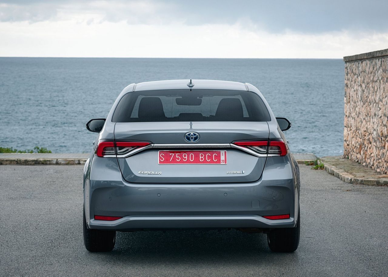 se ofrece con tres carrocerías y con dos motorizaciones híbridas de 122 CV (125H) o 180 CV (180H).