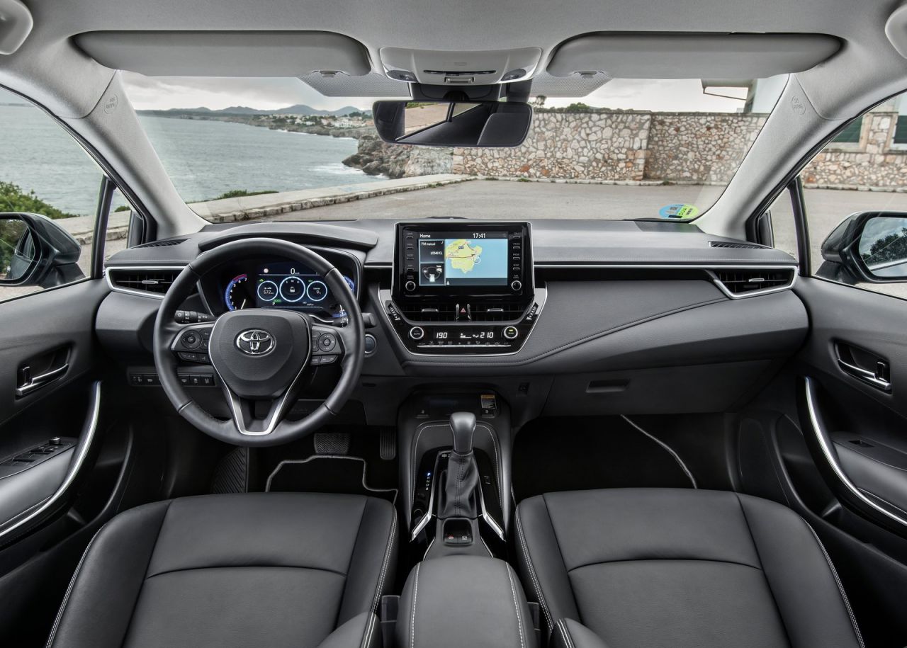 se ofrece con tres carrocerías y con dos motorizaciones híbridas de 122 CV (125H) o 180 CV (180H).