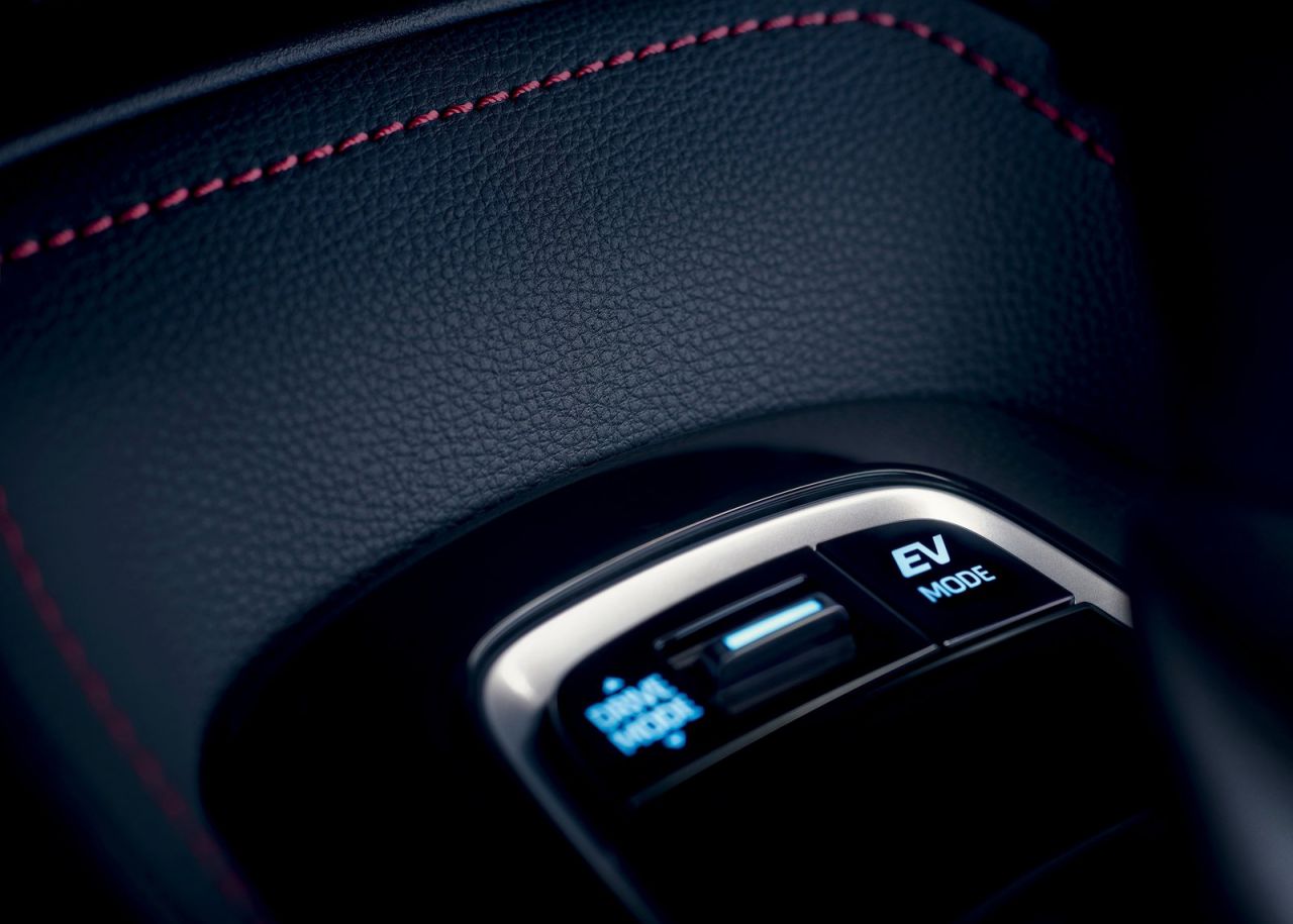 se ofrece con tres carrocerías y con dos motorizaciones híbridas de 122 CV (125H) o 180 CV (180H).