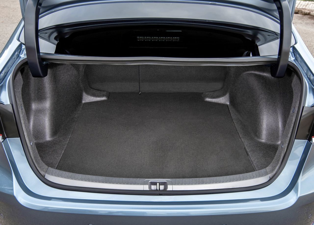 se ofrece con tres carrocerías y con dos motorizaciones híbridas de 122 CV (125H) o 180 CV (180H).