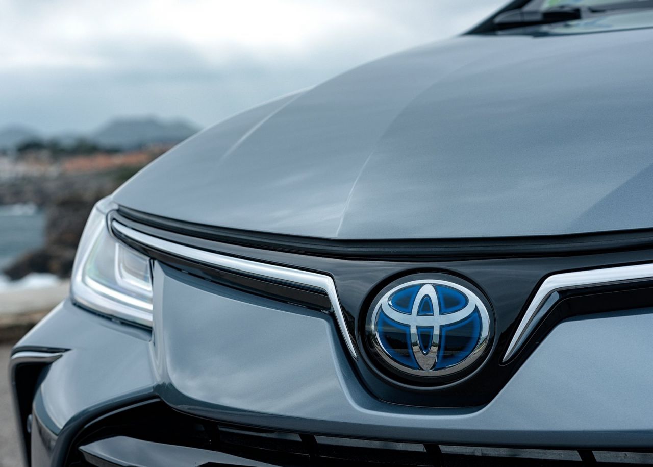 se ofrece con tres carrocerías y con dos motorizaciones híbridas de 122 CV (125H) o 180 CV (180H).