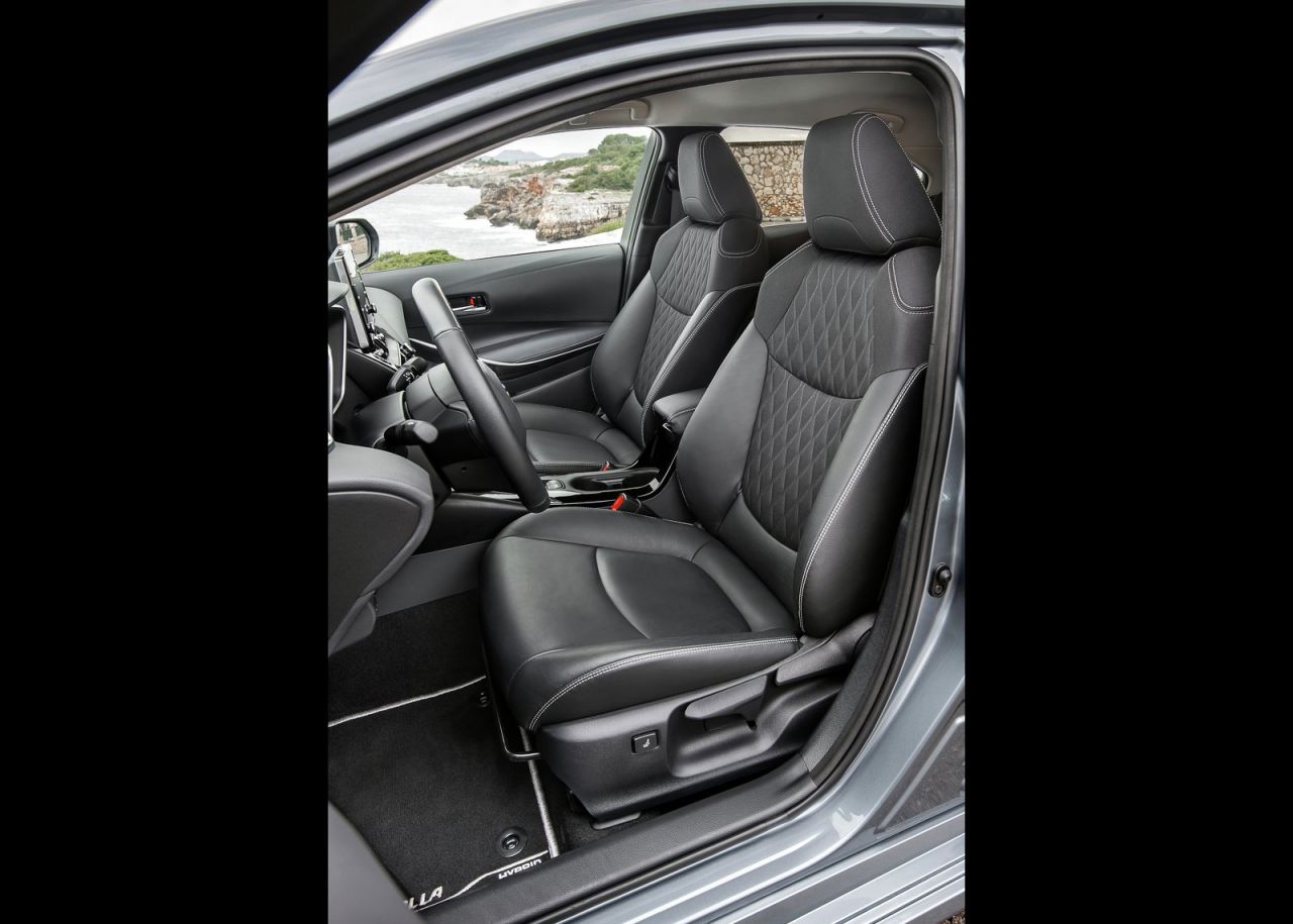 se ofrece con tres carrocerías y con dos motorizaciones híbridas de 122 CV (125H) o 180 CV (180H).