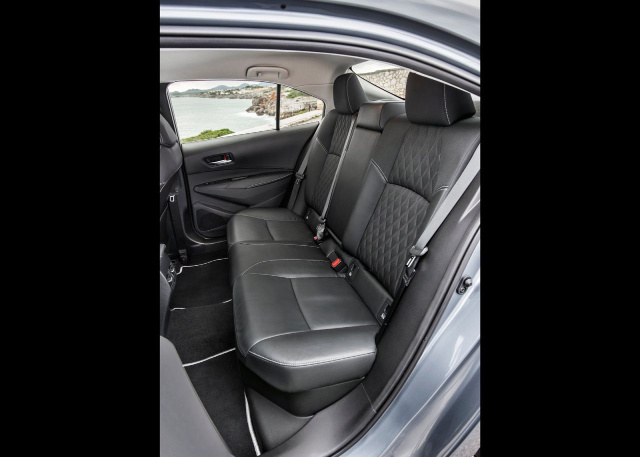 se ofrece con tres carrocerías y con dos motorizaciones híbridas de 122 CV (125H) o 180 CV (180H).