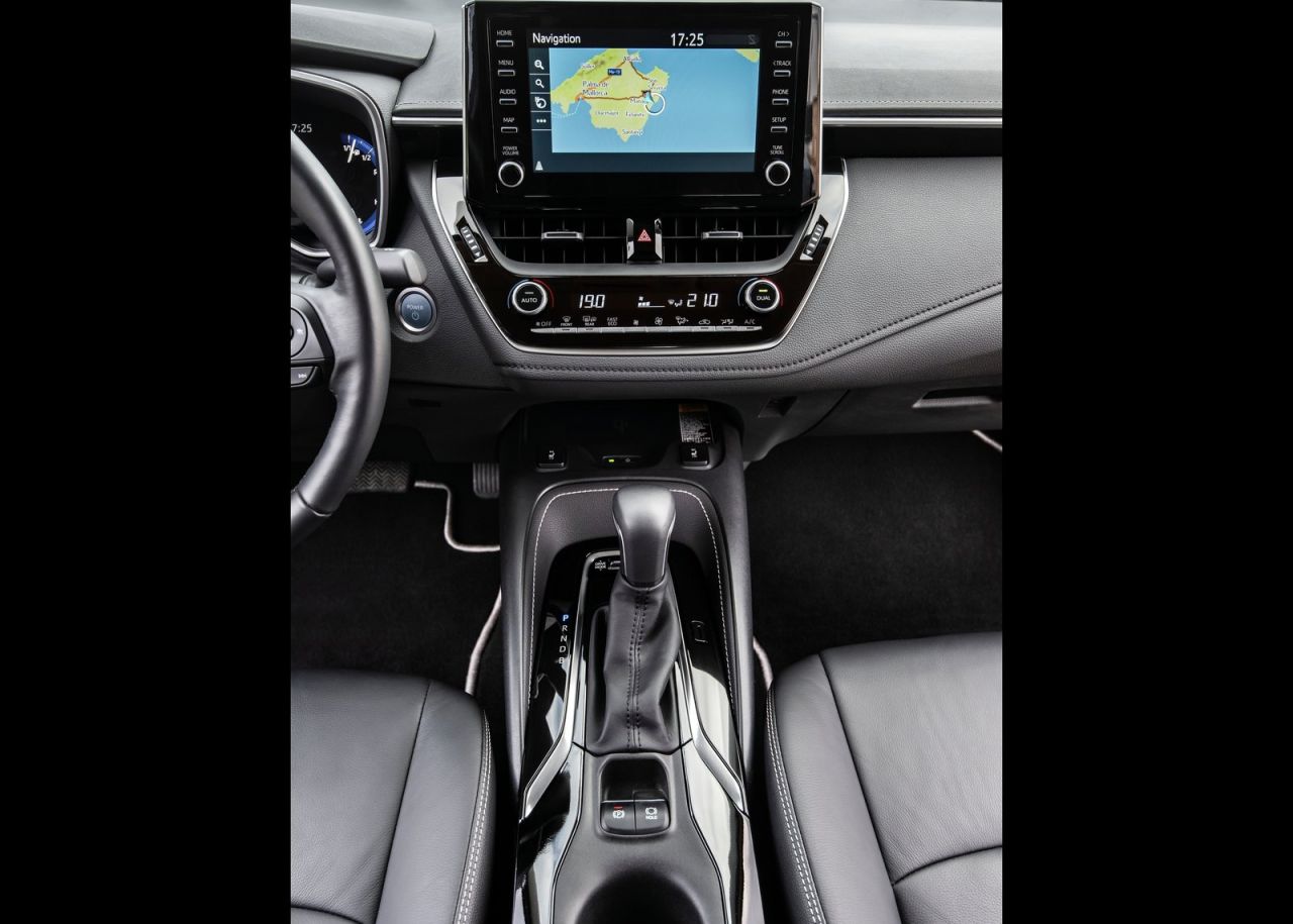 se ofrece con tres carrocerías y con dos motorizaciones híbridas de 122 CV (125H) o 180 CV (180H).