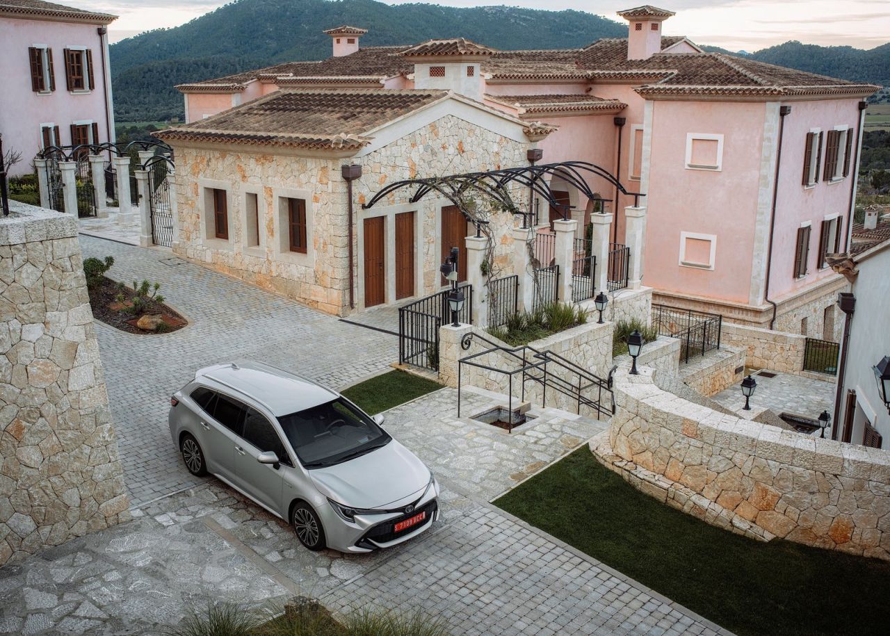 La versión familiar se se comercializan con seis niveles de equipamiento: Business Plus, Active, Active Tech, Feel!, Advance y Advance Luxury. Los tres primeros solo se ofrecen con el motor de menor potencia y los tres últimos únicamente al de 180 CV