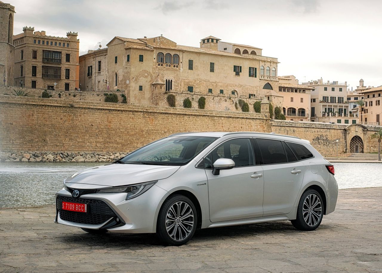 La versión familiar se se comercializan con seis niveles de equipamiento: Business Plus, Active, Active Tech, Feel!, Advance y Advance Luxury. Los tres primeros solo se ofrecen con el motor de menor potencia y los tres últimos únicamente al de 180 CV