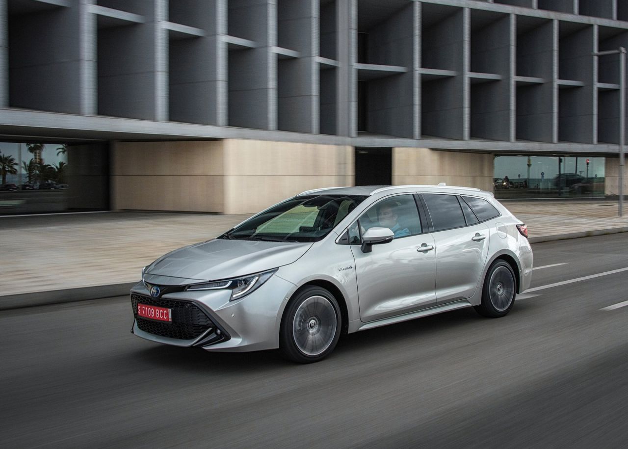 La versión familiar se se comercializan con seis niveles de equipamiento: Business Plus, Active, Active Tech, Feel!, Advance y Advance Luxury. Los tres primeros solo se ofrecen con el motor de menor potencia y los tres últimos únicamente al de 180 CV