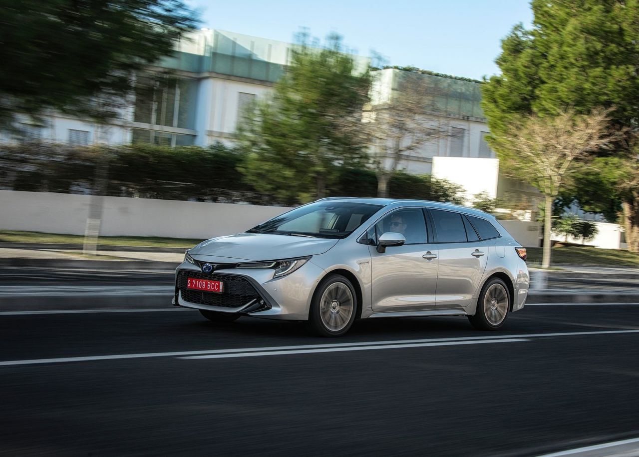 La versión familiar se se comercializan con seis niveles de equipamiento: Business Plus, Active, Active Tech, Feel!, Advance y Advance Luxury. Los tres primeros solo se ofrecen con el motor de menor potencia y los tres últimos únicamente al de 180 CV