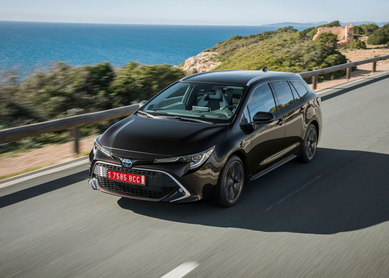 La versión familiar se se comercializan con seis niveles de equipamiento: Business Plus, Active, Active Tech, Feel!, Advance y Advance Luxury. Los tres primeros solo se ofrecen con el motor de menor potencia y los tres últimos únicamente al de 180 CV