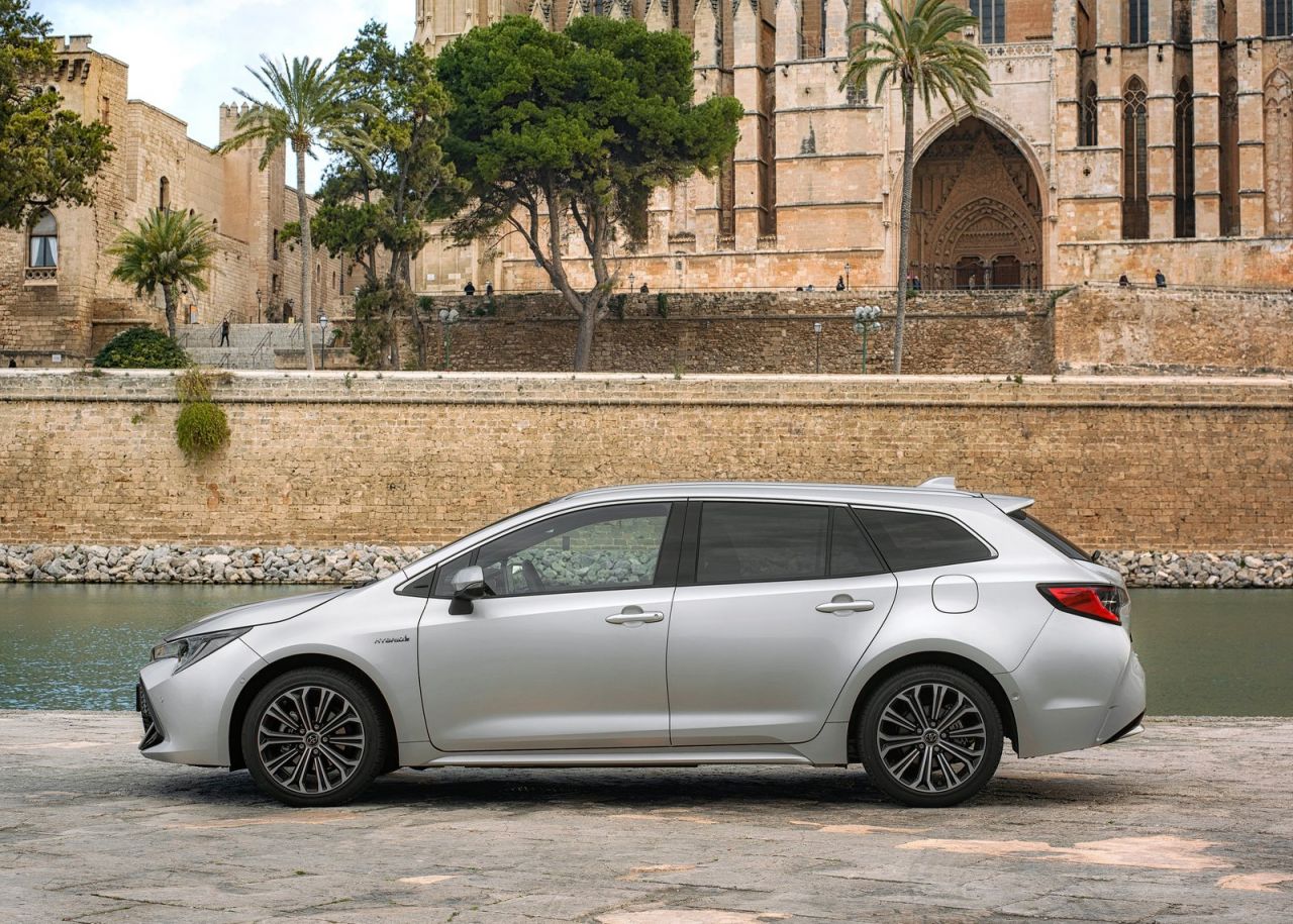 La versión familiar se se comercializan con seis niveles de equipamiento: Business Plus, Active, Active Tech, Feel!, Advance y Advance Luxury. Los tres primeros solo se ofrecen con el motor de menor potencia y los tres últimos únicamente al de 180 CV