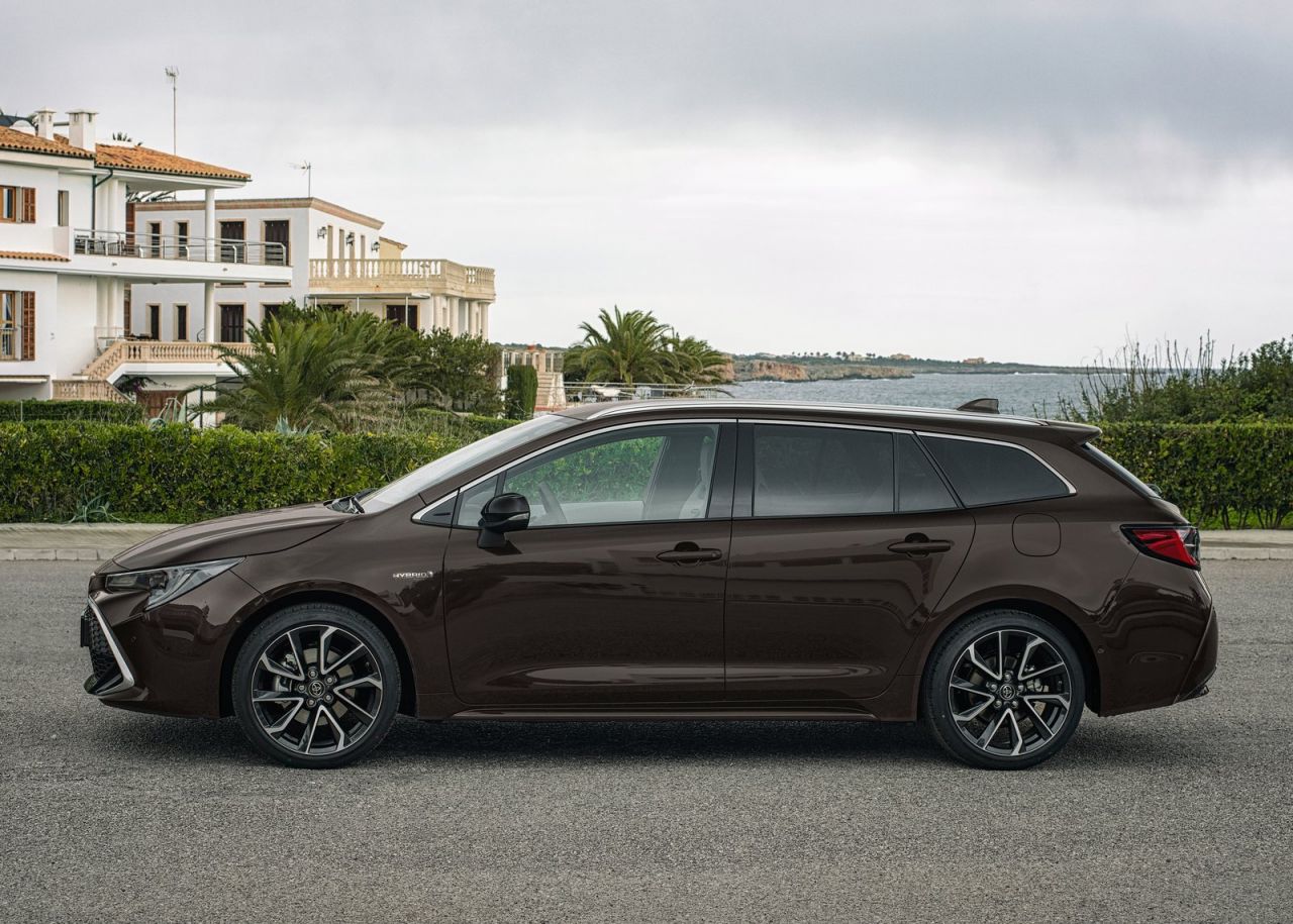 La versión familiar se se comercializan con seis niveles de equipamiento: Business Plus, Active, Active Tech, Feel!, Advance y Advance Luxury. Los tres primeros solo se ofrecen con el motor de menor potencia y los tres últimos únicamente al de 180 CV