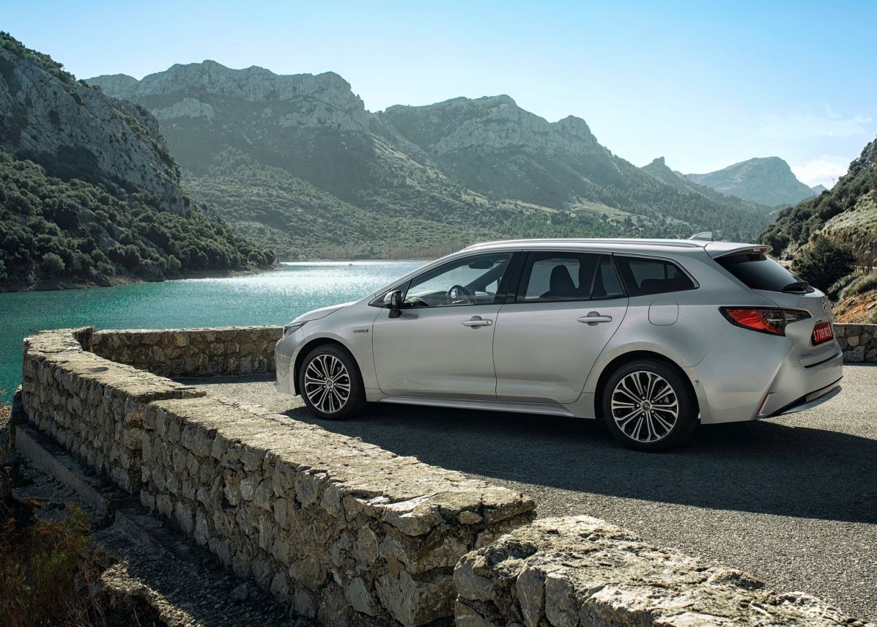 La versión familiar se se comercializan con seis niveles de equipamiento: Business Plus, Active, Active Tech, Feel!, Advance y Advance Luxury. Los tres primeros solo se ofrecen con el motor de menor potencia y los tres últimos únicamente al de 180 CV