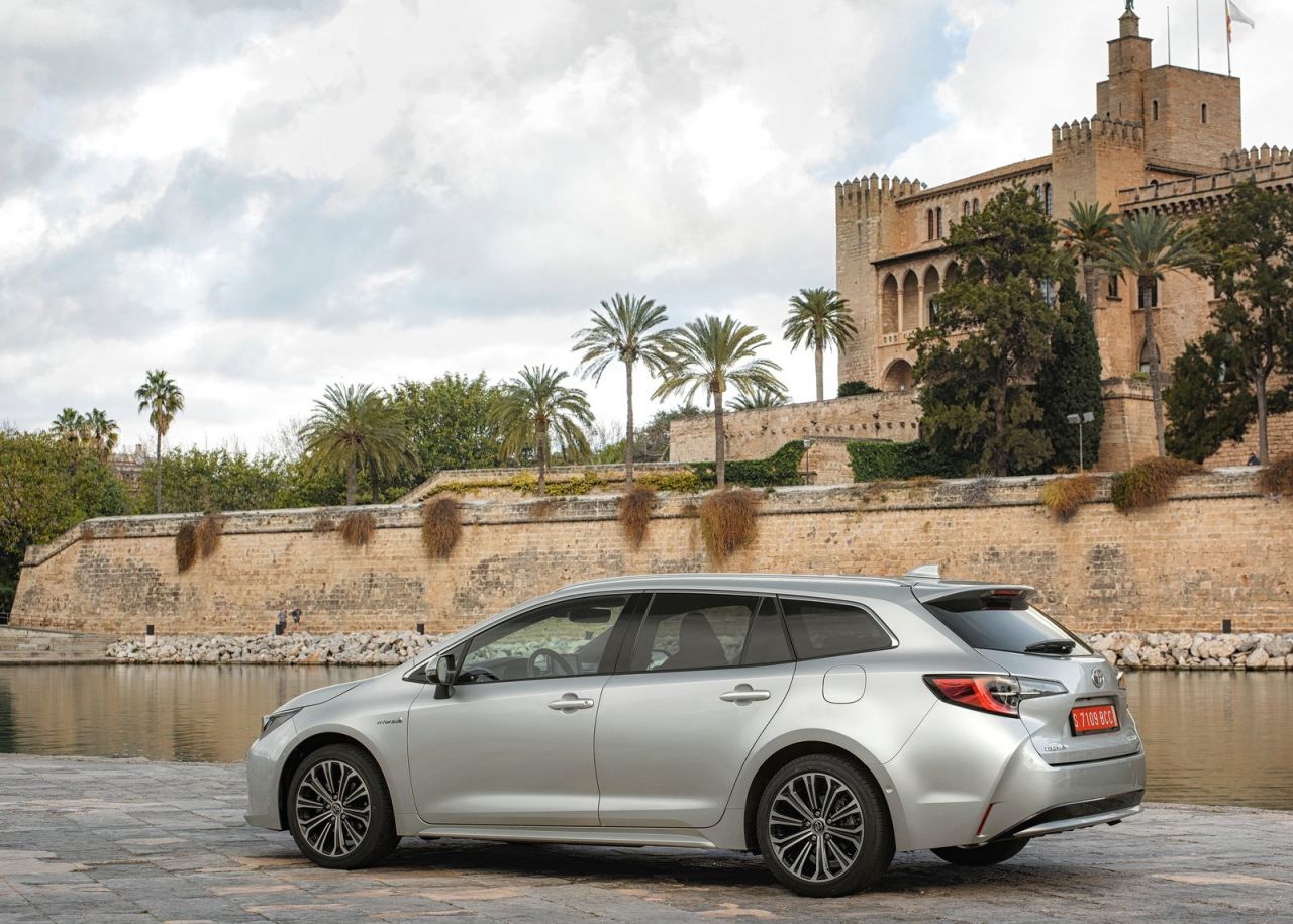 La versión familiar se se comercializan con seis niveles de equipamiento: Business Plus, Active, Active Tech, Feel!, Advance y Advance Luxury. Los tres primeros solo se ofrecen con el motor de menor potencia y los tres últimos únicamente al de 180 CV