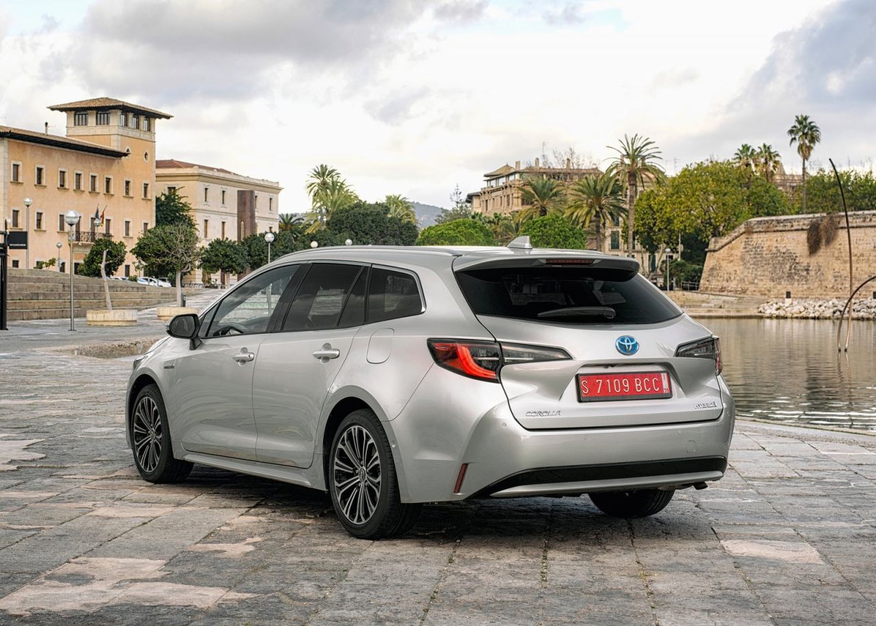 La versión familiar se se comercializan con seis niveles de equipamiento: Business Plus, Active, Active Tech, Feel!, Advance y Advance Luxury. Los tres primeros solo se ofrecen con el motor de menor potencia y los tres últimos únicamente al de 180 CV