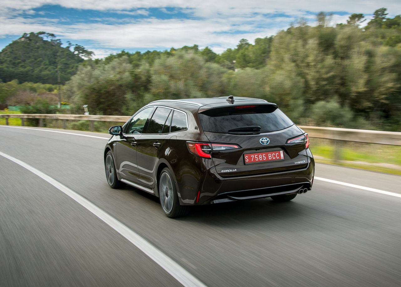 La versión familiar se se comercializan con seis niveles de equipamiento: Business Plus, Active, Active Tech, Feel!, Advance y Advance Luxury. Los tres primeros solo se ofrecen con el motor de menor potencia y los tres últimos únicamente al de 180 CV