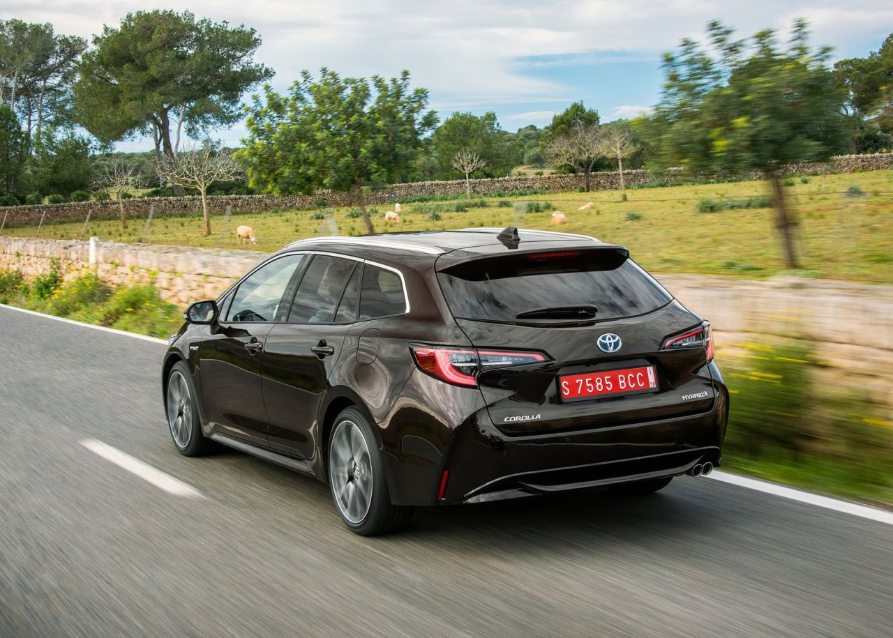 La versión familiar se se comercializan con seis niveles de equipamiento: Business Plus, Active, Active Tech, Feel!, Advance y Advance Luxury. Los tres primeros solo se ofrecen con el motor de menor potencia y los tres últimos únicamente al de 180 CV