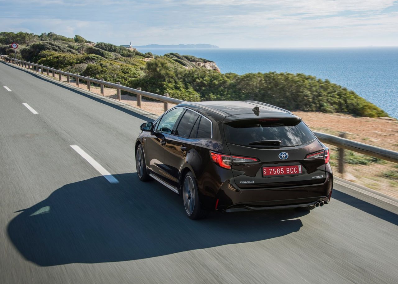 La versión familiar se se comercializan con seis niveles de equipamiento: Business Plus, Active, Active Tech, Feel!, Advance y Advance Luxury. Los tres primeros solo se ofrecen con el motor de menor potencia y los tres últimos únicamente al de 180 CV