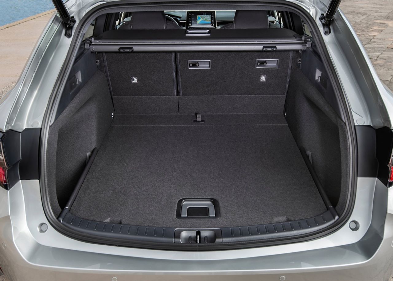 La versión familiar se se comercializan con seis niveles de equipamiento: Business Plus, Active, Active Tech, Feel!, Advance y Advance Luxury. Los tres primeros solo se ofrecen con el motor de menor potencia y los tres últimos únicamente al de 180 CV