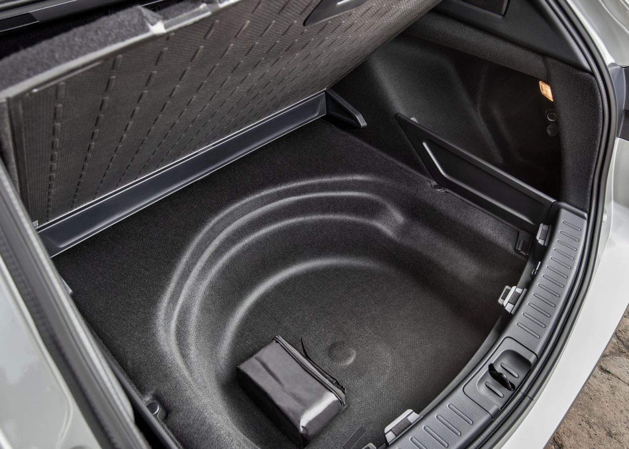 La versión familiar se se comercializan con seis niveles de equipamiento: Business Plus, Active, Active Tech, Feel!, Advance y Advance Luxury. Los tres primeros solo se ofrecen con el motor de menor potencia y los tres últimos únicamente al de 180 CV