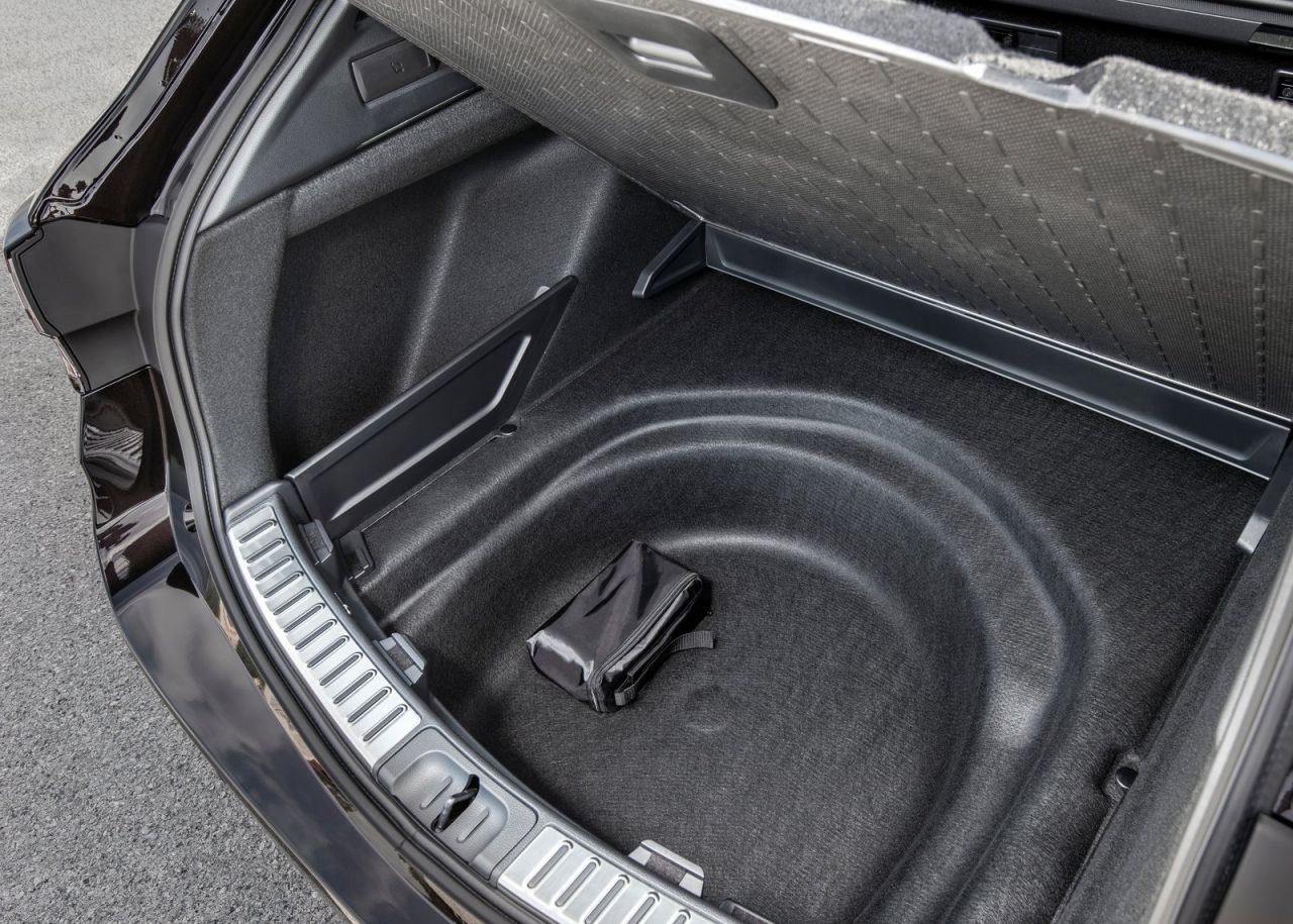 La versión familiar se se comercializan con seis niveles de equipamiento: Business Plus, Active, Active Tech, Feel!, Advance y Advance Luxury. Los tres primeros solo se ofrecen con el motor de menor potencia y los tres últimos únicamente al de 180 CV