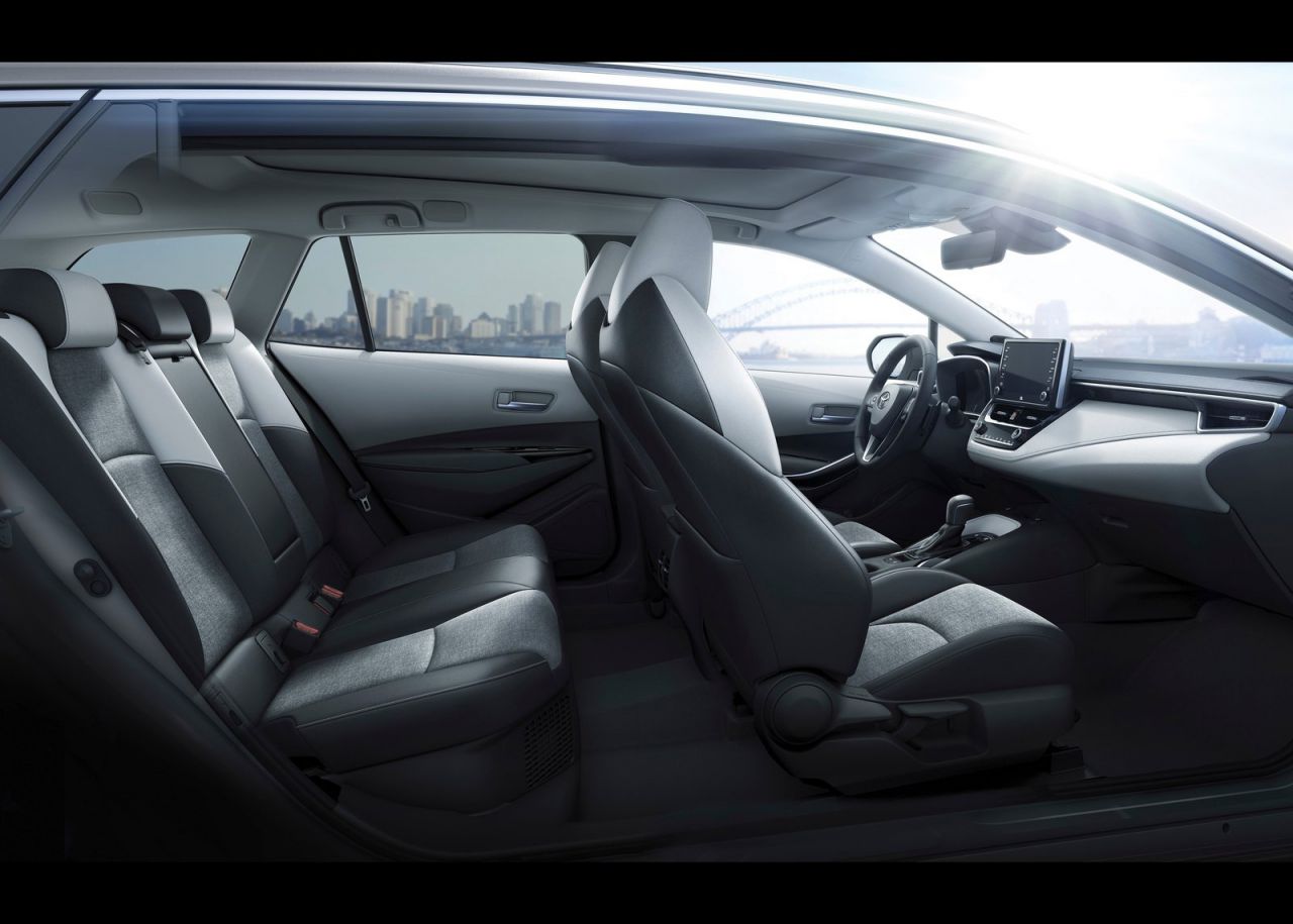 La versión familiar se se comercializan con seis niveles de equipamiento: Business Plus, Active, Active Tech, Feel!, Advance y Advance Luxury. Los tres primeros solo se ofrecen con el motor de menor potencia y los tres últimos únicamente al de 180 CV