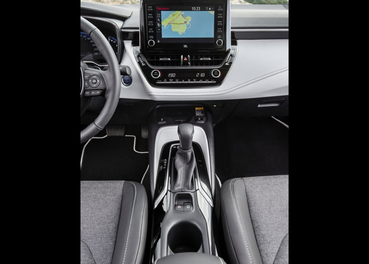 La versión familiar se se comercializan con seis niveles de equipamiento: Business Plus, Active, Active Tech, Feel!, Advance y Advance Luxury. Los tres primeros solo se ofrecen con el motor de menor potencia y los tres últimos únicamente al de 180 CV