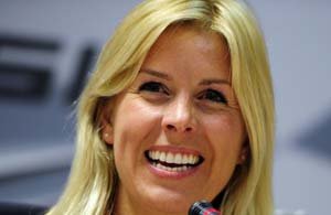 La piloto María de Villota recibe el alta hospitalaria