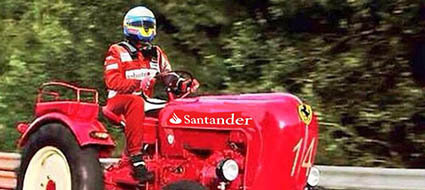 Hamilton, gana en el GP Italia F-1; Alonso, sobre un tractor
