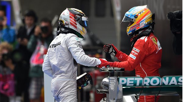 Rosberg felicita a Alonso
