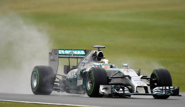 Hamilton, protagonista bajo la lluvia