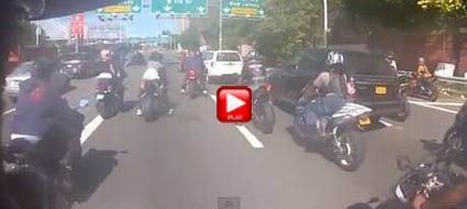 Impresionante atropello en masa a motoristas