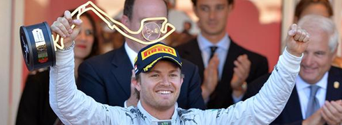 Nico Rosberg, venció en una competición accidentada