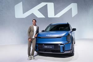 Kia entrega a Rafael Nadal el nuevo SUV eléctrico EV9 durante el evento #TheIcon