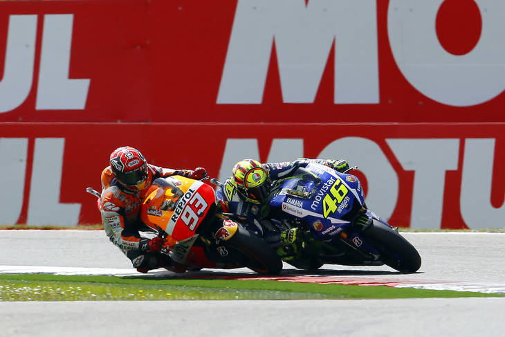 Rossi estaba dentro de la curva y Márquez intenta meterse a la desesperada, sacando a Rossi