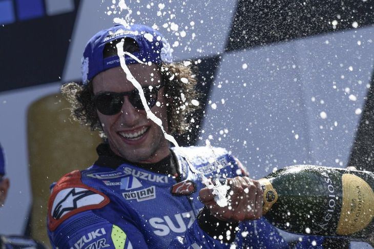 Triplete español en MotoGP: Alex Rins gana a Márquez por un suspiro