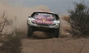 Loeb ataca, Peterhansel aguanta