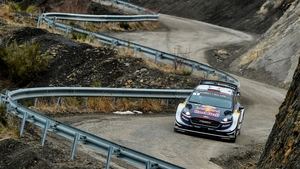 Ogier se mantiene primero después de un susto