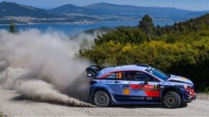 Neuville lidera en un día caótico