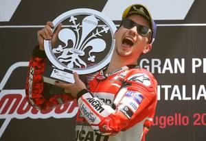 Lorenzo arrasa y se reivindica en Mugello