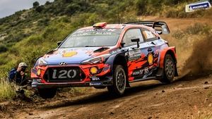 Neuville se pone lider en el último momento