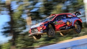 Neuville termina líder en el Shakedown