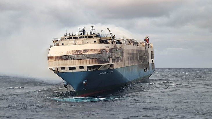 Más de 250 millones de euros en coches perdidos en el incendio de un barco